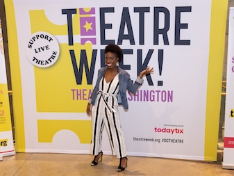 Femme posant devant une bannière de la Semaine du théâtre.